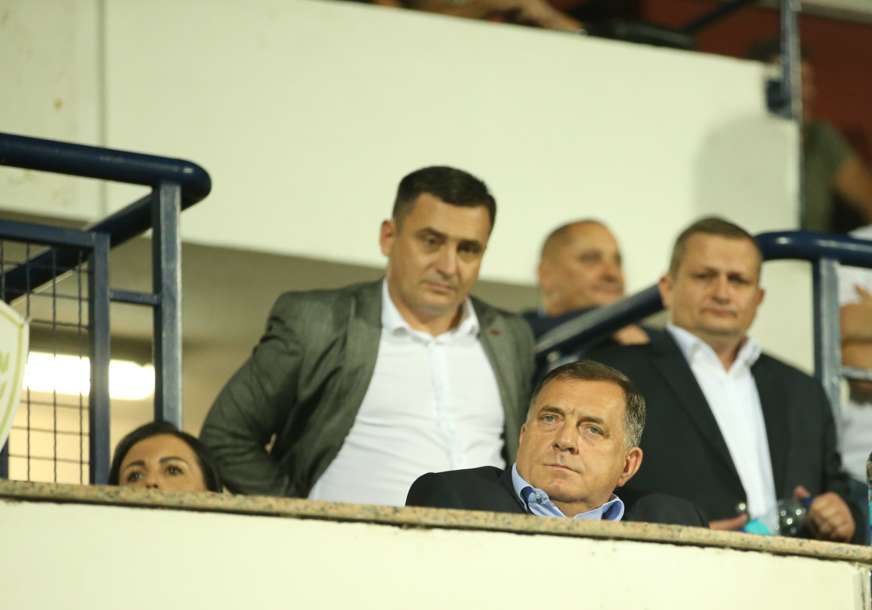 VOLI KOŠARKU, PRATI FUDBAL Dodik na utakmici Borac - Željezničar (FOTO)