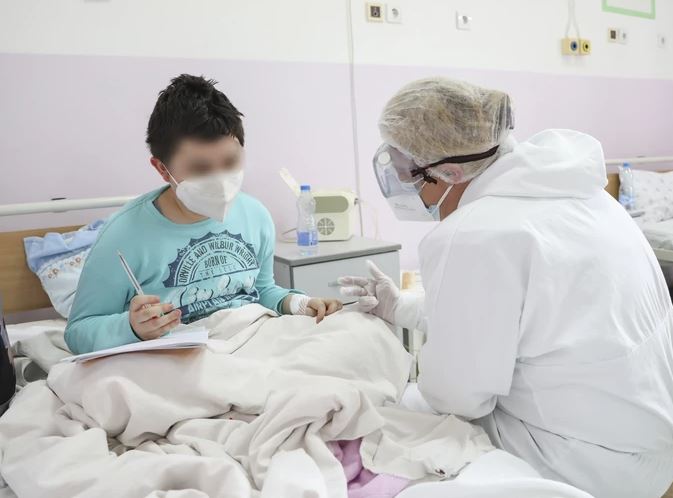 Korona RAZARA NAJMLAĐE: Sve teže kliničke slike kod mališana, četvoro djece u Srbiji na respiratoru