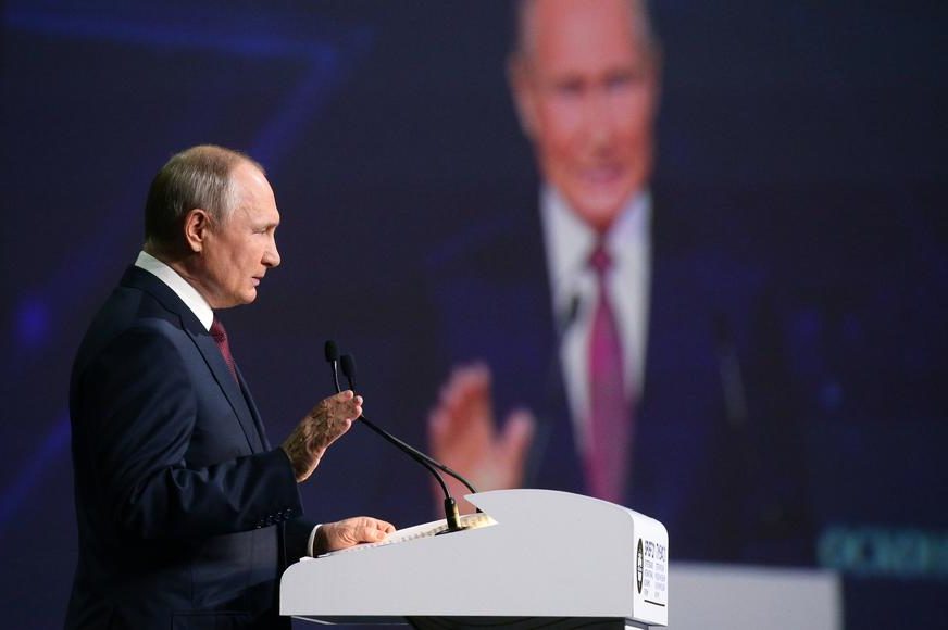 Putin: Monstruozno je što Zapad uči djecu da mogu da promijene svoj pol