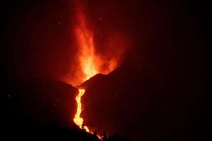 Erupciju prate potresi: Vulkan izbacuje blokove LAVE VELIČINE ZGRADE