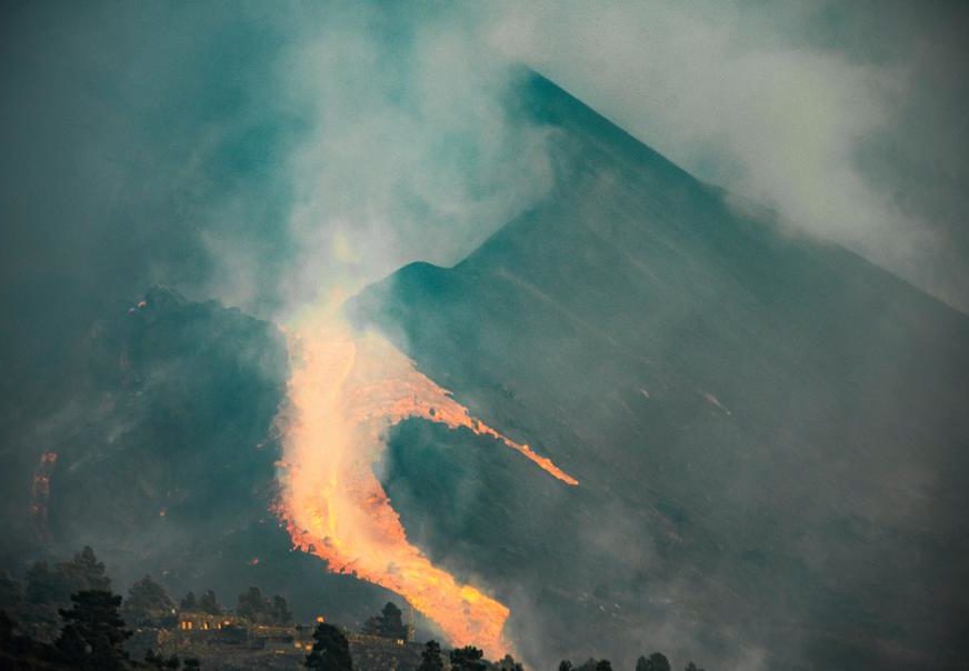 RIJEKA LAVE U NASELJU Zbog erupcije vulkana evakuisano još nekoliko stotina ljudi (VIDEO)