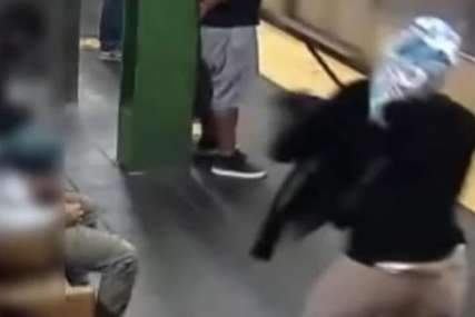 Samo je cipela pala pored nje: Žena ustala sa klupe na stanici, pa gurnula drugu ženu PRAVO NA VOZ (UZNEMIRUJUĆI VIDEO)