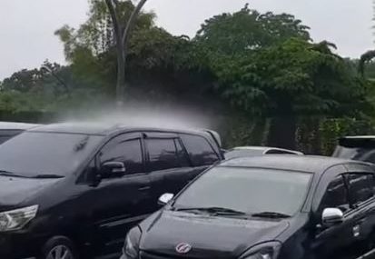 "Kiša je padala samo po jednom automobilu" Mislio da se neko šali sa njim, a ustvari snimio čudan vremenski fenomen (VIDEO)