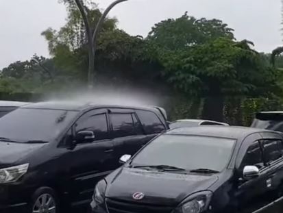 "Kiša je padala samo po jednom automobilu" Mislio da se neko šali sa njim, a ustvari snimio čudan vremenski fenomen (VIDEO)