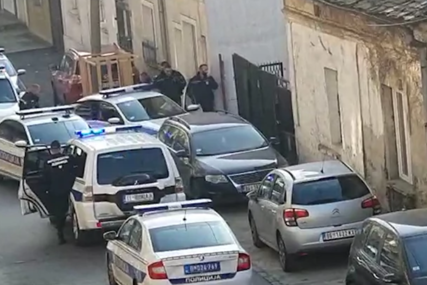 Detalji drame u Beogradu: Sin davio majku, pa čekićem napao policajce, jedan zapucao u vazduh