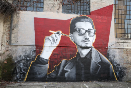 Vandali ispisali "Smrt četnicima": Oskrnavljen mural slavnog književnika i akademika Borislava Pekića (FOTO)