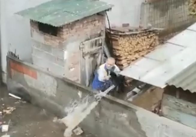 “DA KOMŠIJI CRKNE KRAVA” Snimak poplavljenih dvorišta otkrio najsramotniju sliku Srbije (VIDEO)
