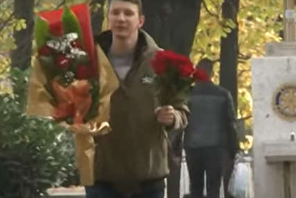 Branimira život nije mazio: Mladić iz Bijeljine prodajom ruža izdržava majku i sebe (VIDEO)