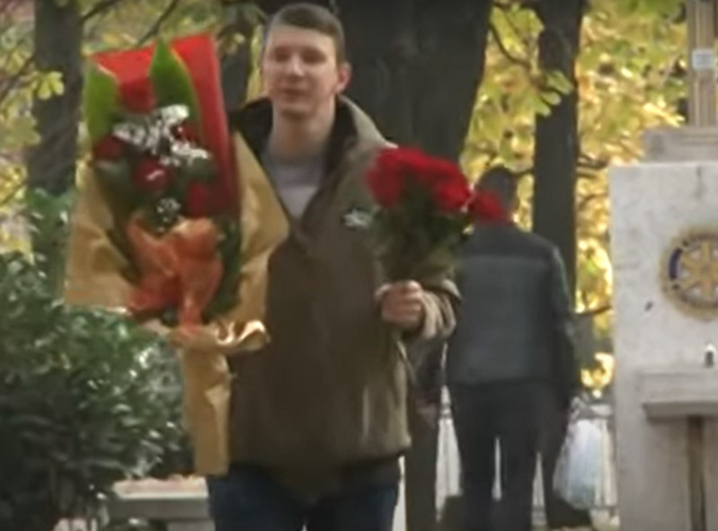 Branimira život nije mazio: Mladić iz Bijeljine prodajom ruža izdržava majku i sebe (VIDEO)