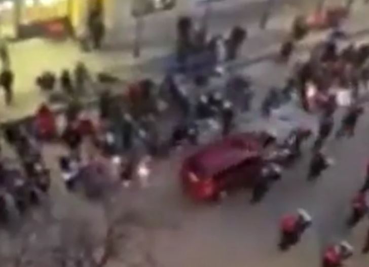 HAOS U VISKONSINU Automobil uletio u božićnu paradu, poginulo 5 osoba, više od 40 povrijeđeno (VIDEO)