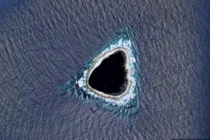 ŠTA JE OVO? Neko je na Gugl mapsu našao "crnu rupu" usred okeana i internet je podivljao