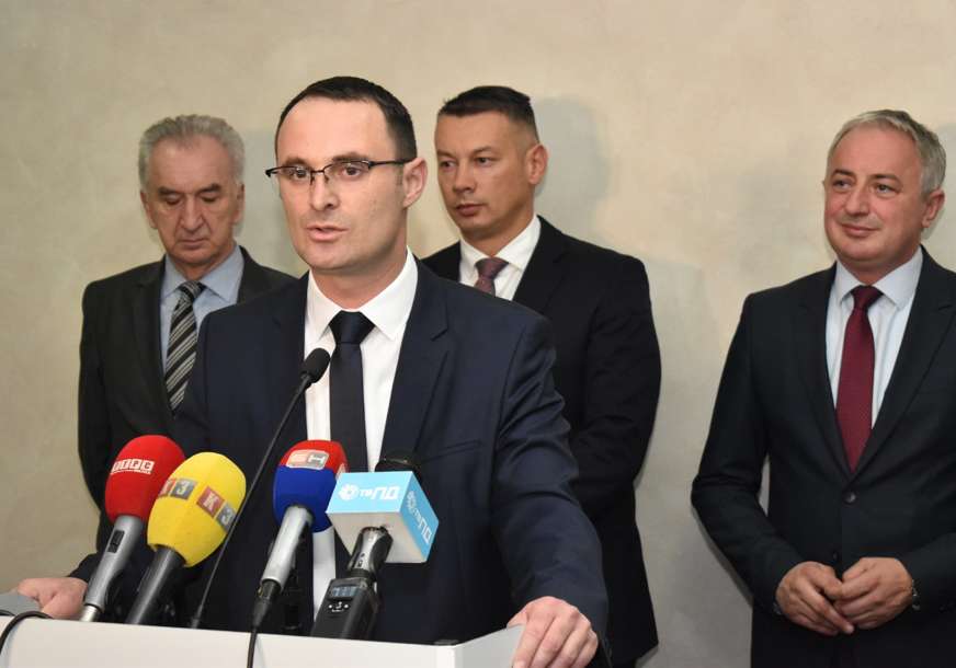 "ČOVJEK BEZ MRLJE" Opozicija predstavila kandidata za gradonačelnika Prijedora, Stanivuković se obavezao da mu pomogne u kampanji