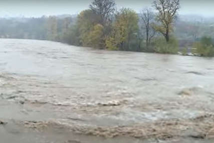 RIJEKA OZBILJNO PRIJETI Vodostaj Bosne u Doboju skoro dostigao kotu redovne odbrane od poplava (VIDEO)