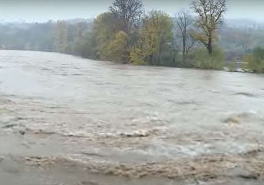 RIJEKA OZBILJNO PRIJETI Vodostaj Bosne u Doboju skoro dostigao kotu redovne odbrane od poplava (VIDEO)