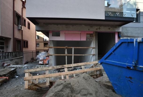 U teškom stanju prevezen u bolnicu: Tinejdžer ušao na gradilište da popije vodu, pa PROPAO KROZ RUPU (FOTO)