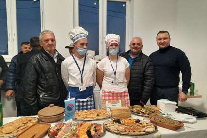 Takmičenje kulinara u Vrbaškoj kod Gradiške: Slana i slatka jela majstora kuhinje (FOTO)