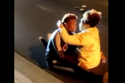 Novi snimak užasa u Las Vegasu: Igrač NFL sjedi na ulici i plače, a Srpkinja Tina GORI U AUTOMOBILU (UZNEMIRUJUĆI VIDEO)
