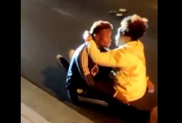 Novi snimak užasa u Las Vegasu: Igrač NFL sjedi na ulici i plače, a Srpkinja Tina GORI U AUTOMOBILU (UZNEMIRUJUĆI VIDEO)