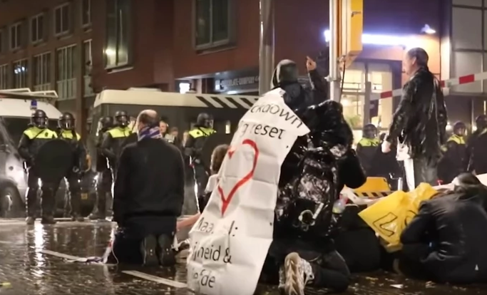Petomjesečni zatvor za učesnike nereda u Holandiji: Protesti protiv vladinih antikovid mjera se pretvorili u nasilje