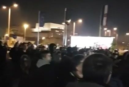Drama na protestima u Zagrebu: Dio demonstranata hoće u HRT, sprečava ih policija (VIDEO)