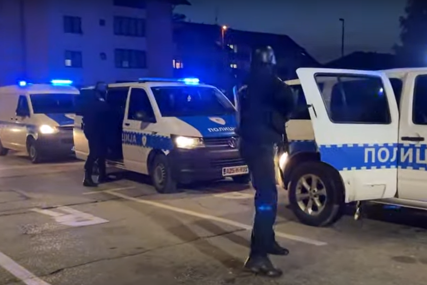 Četiri muškarca i jedna žena: Dileri uhapšeni u velikoj akciji MUP RS sprovedeni u PS Istočno Sarajevo (VIDEO)