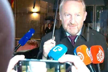 "Božija pravda" Ovo je Izetbegović poručio reporterki koja je ostala bez mikrofona (VIDEO)