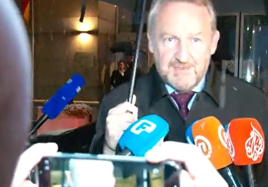 "Božija pravda" Ovo je Izetbegović poručio reporterki koja je ostala bez mikrofona (VIDEO)
