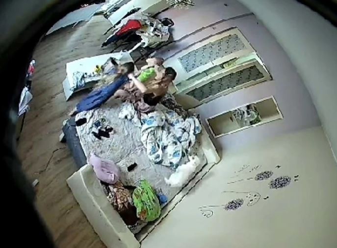 Još snimaka iz spavaće sobe MAJKE MONSTRUM: Djecu zaključavala u kuhinju dok je u posjeti bio nepoznati muškarac, to nije sve