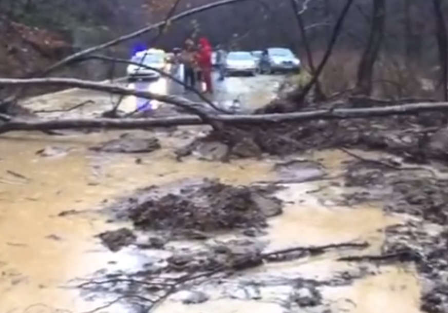 Klizište se sručilo na put Bakovići - Fojnica: Masa zemlje, blata i kamenja na saobraćajnici (VIDEO)