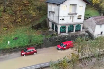 Poplavljene oranice, domaćinstva, velike količine blata: Ovako izgleda Konjic nakon poplava (VIDEO)