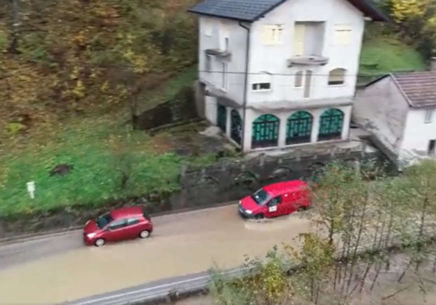 Poplavljene oranice, domaćinstva, velike količine blata: Ovako izgleda Konjic nakon poplava (VIDEO)