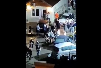 HAOS U CENTRU KOSOVSKE MITROVICE Nakon žestoke tuče i pucnjave u kafiću ranjene dvije osobe, gosti bježali iz lokala (VIDEO)