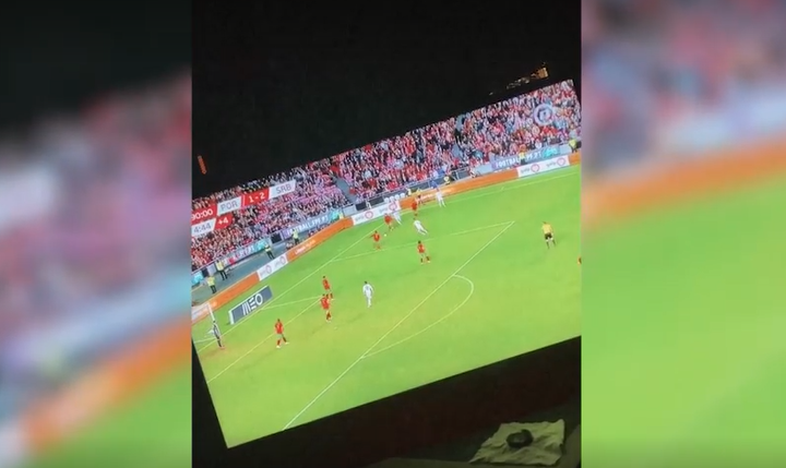 HIT SNIMAK IZ KAFANE Gosti zaigrali kolce nakon pobjede srpskih fudbalera, Marija Šerifović glavna u navijanju (VIDEO)