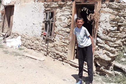 Njegova jedina želja kida dušu: Kuća stara 200 godina, a u njoj 16-godišnji Marko živi bez kupatila i svoje sobe (FOTO)