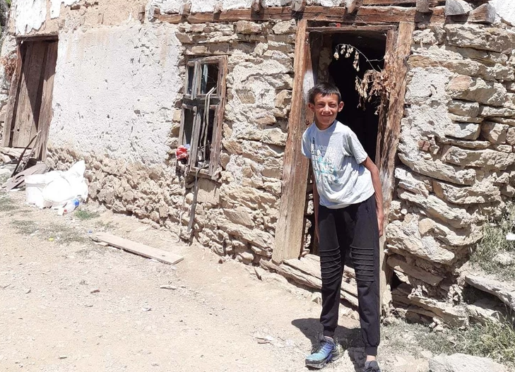 Njegova jedina želja kida dušu: Kuća stara 200 godina, a u njoj 16-godišnji Marko živi bez kupatila i svoje sobe (FOTO)