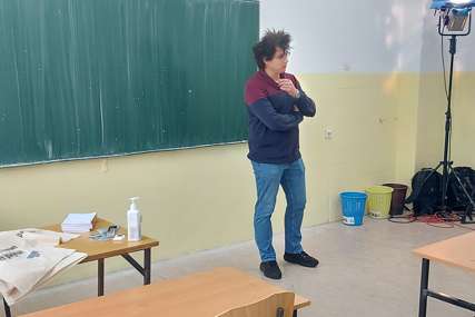 “Čitajmo zajedno” Pjesnik Milan Rakulj održao poetski čas u Elektrotehničkoj školi Banjaluka