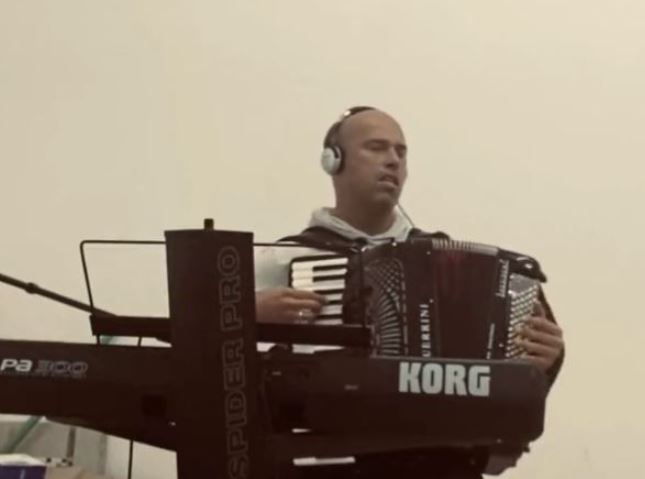 "Muzika prati raspoloženje" Milan Tegeltija zasvirao bluz na harmonici (VIDEO)