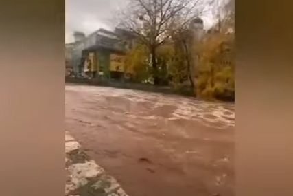Miljacka u Sarajevu došla do ivice korita: Rast vodostaja prijeti da poplavi ulice (VIDEO)
