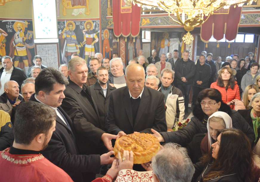 Dan za tugu i ponos u Loparama: Obilježen Mitrovdan i godišnjica formiranja Treće majevičke brigade (FOTO)