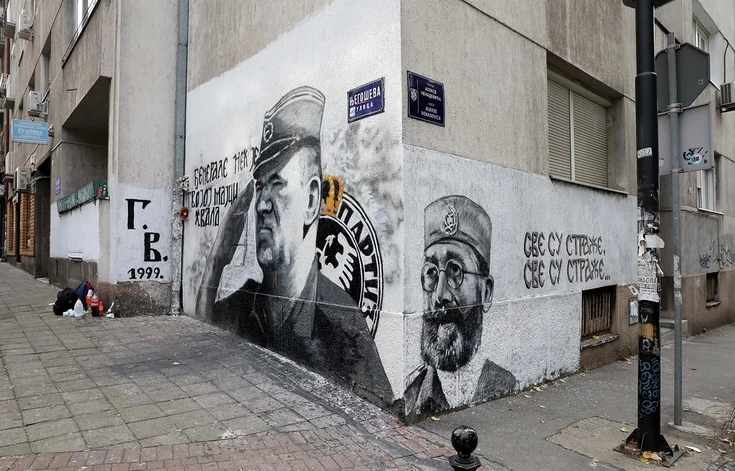 Dvojica mladića pokušala da očiste farbu: Mural Ratku Mladiću samo na kratko prekrečen