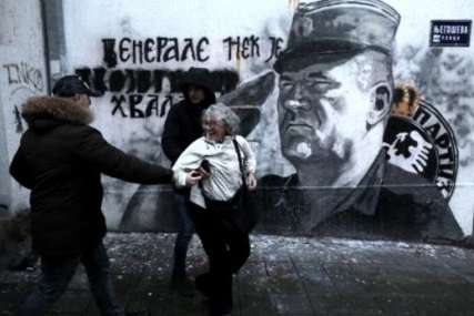 Nakon privođenja zbog gađanja murala Ratka Mladića jajima, žena puštena iz policije (VIDEO)