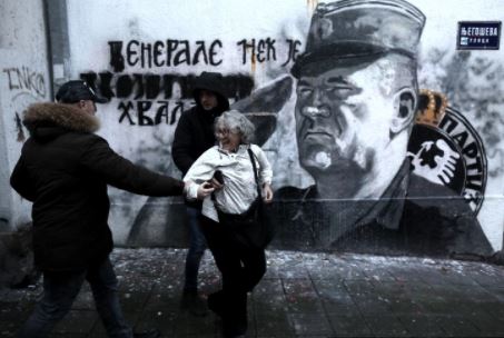 Nakon privođenja zbog gađanja murala Ratka Mladića jajima, žena puštena iz policije (VIDEO)