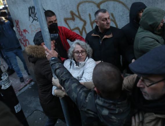 POLICIJA ODMAH REAGOVALA Žena privedena zbog gađanja murala Ratka Mladića jajima (FOTO)