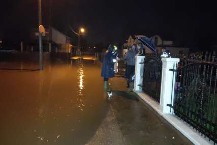 Voda napravila haos u Priječanima: Poplavljeno više od 10 kuća, oko 100 domaćinstava je bilo ugroženo (VIDEO)