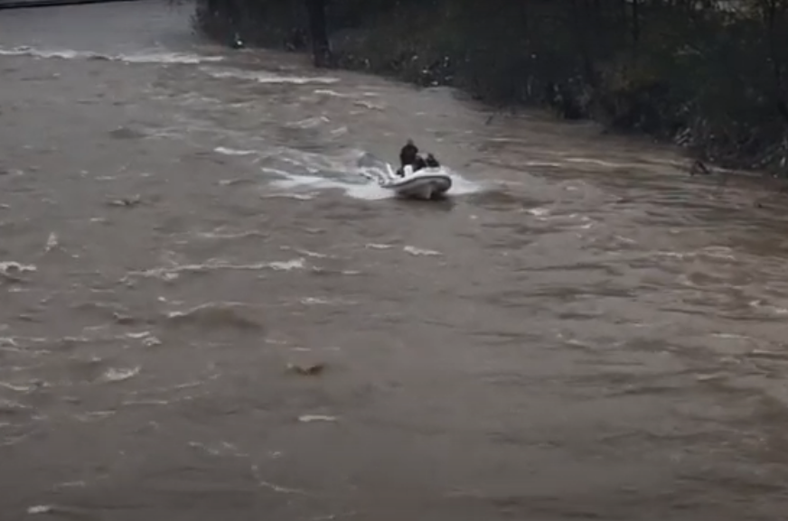 NABUJALA BOSNA OTEŽAVA POTRAGU Kolege radnika koji su upali u rijeku uplakani i u šoku (VIDEO)