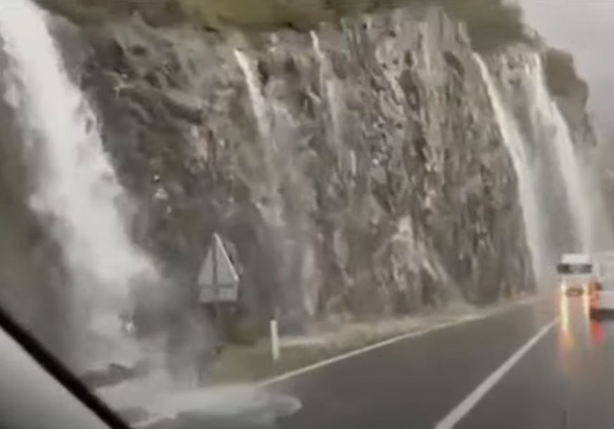 Ogromne padavine otežavaju saobraćaj: Slijevanje vode napravilo VODOPADE NA PUTU (VIDEO)