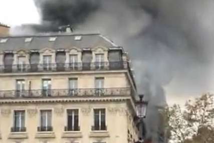BUKTINJA U CENTRU PARIZA Oblaci dima nadvili se nad gradom, vatrogasci intervenišu (VIDEO)