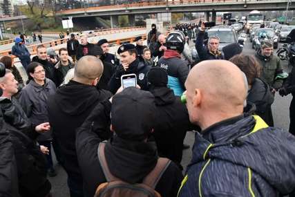 MUŠKARAC PRETUČEN NA BAGERU Probijena blokada u Šapcu, izbjegnuti teži incidenti (VIDEO)