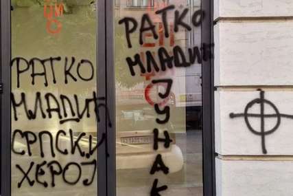 Rat grafitima se nastavlja: U centru Beograda osvanuo natpis "Ratko Mladić srpski heroj" (FOTO)