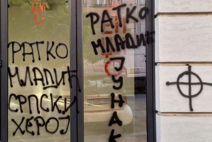 Rat grafitima se nastavlja: U centru Beograda osvanuo natpis "Ratko Mladić srpski heroj" (FOTO)